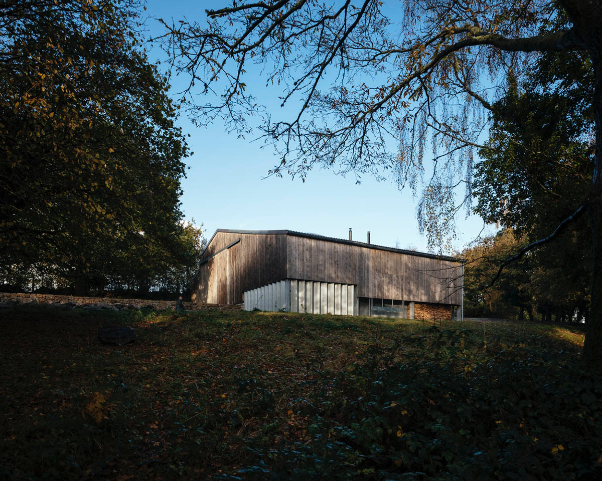 Thomas Randall-Page converts agricultural barn into an art studio in rural Devon