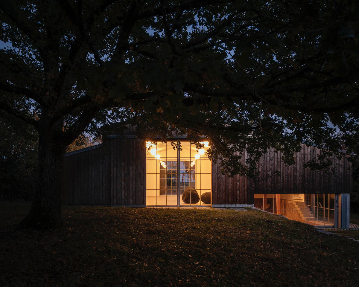Thomas Randall-Page converts agricultural barn into an art studio in rural Devon