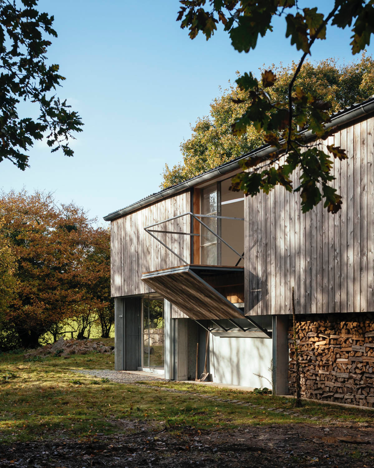 Thomas Randall-Page converts agricultural barn into an art studio in rural Devon