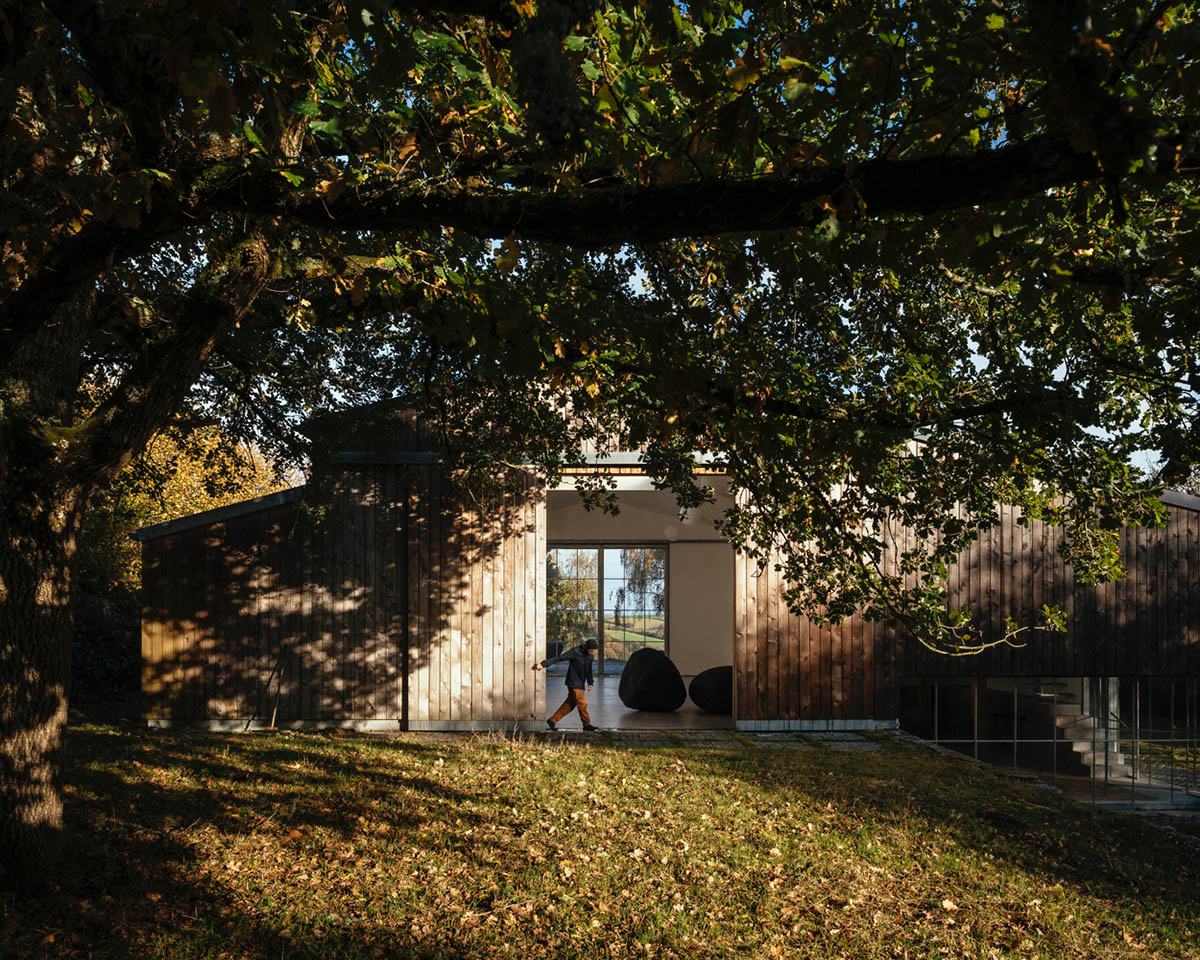 Thomas Randall-Page converts agricultural barn into an art studio in rural Devon