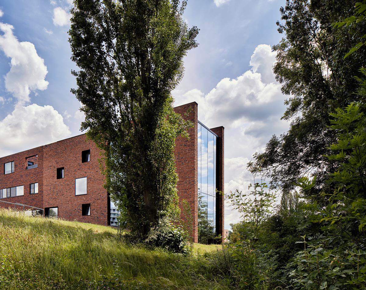 AST 77 Architecten built this private house with