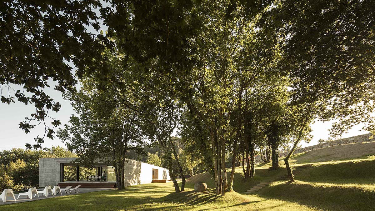 An elongated Sambade house by Spaceworkers presents itself as sober urban landmark in Portugal