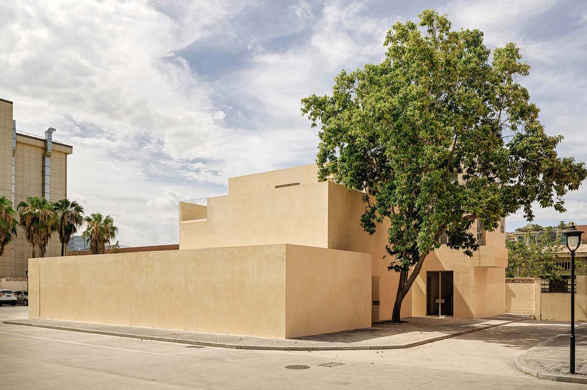 Ladder-Like sandalwood yellow volumes form Buddha artist's exhibition space and studio in China