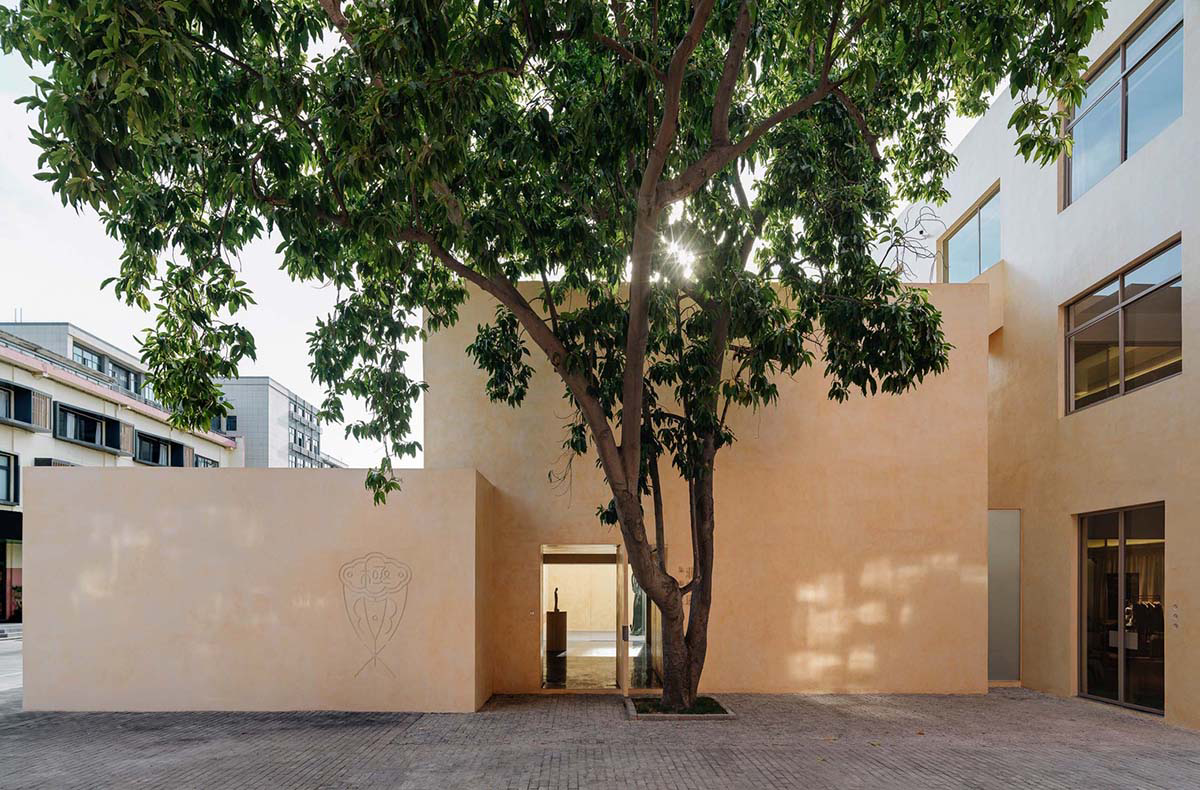 Ladder-Like sandalwood yellow volumes form Buddha artist's exhibition space and studio in China