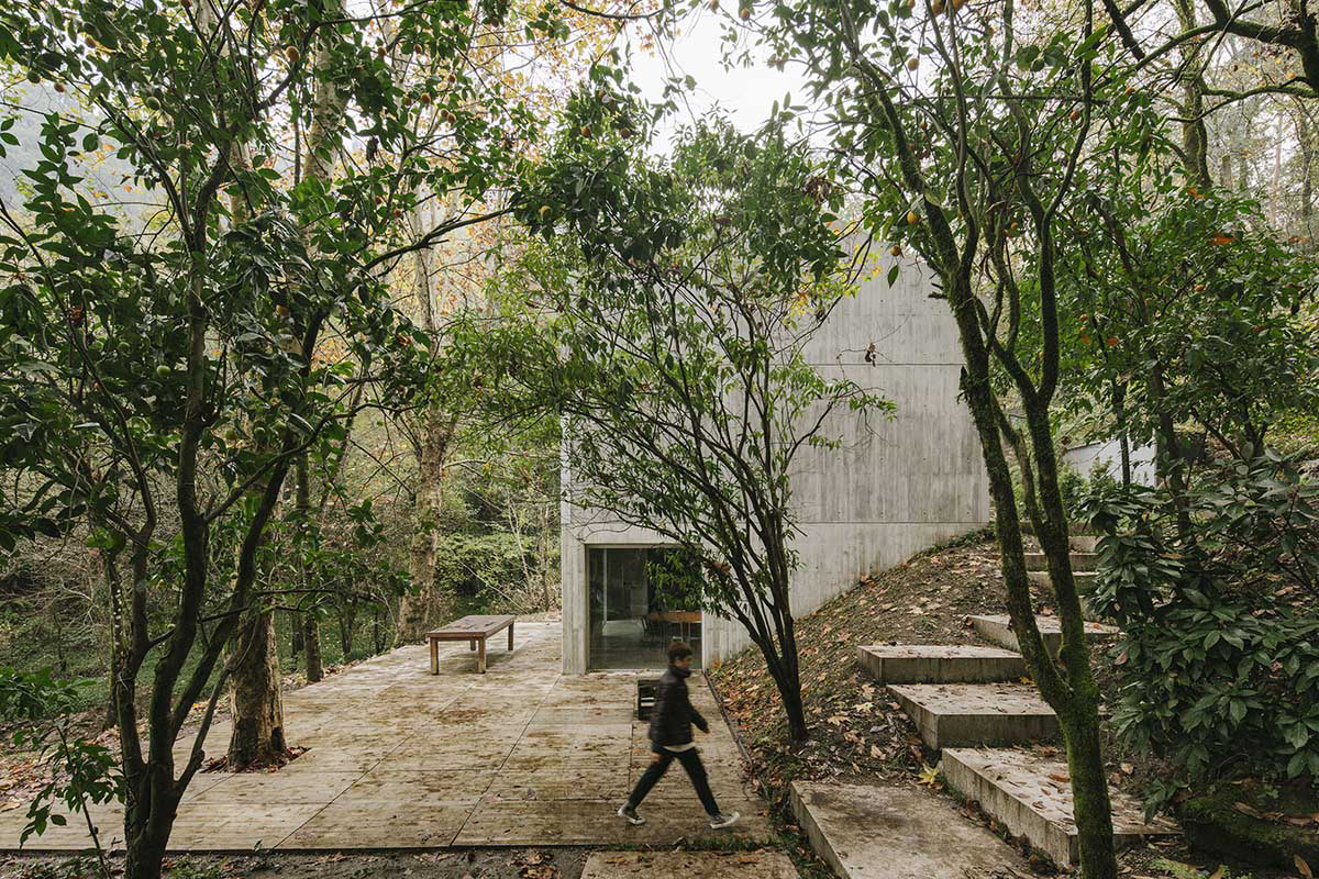 Carvalho Ara&uacute;jo designed singular concrete volume overlooking a lush forest in Portugal