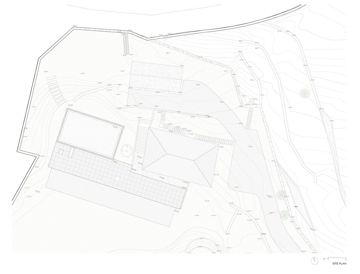 Concrete house by Germano de Castro Pinheiro Arquitectos creates pure balance between old and new