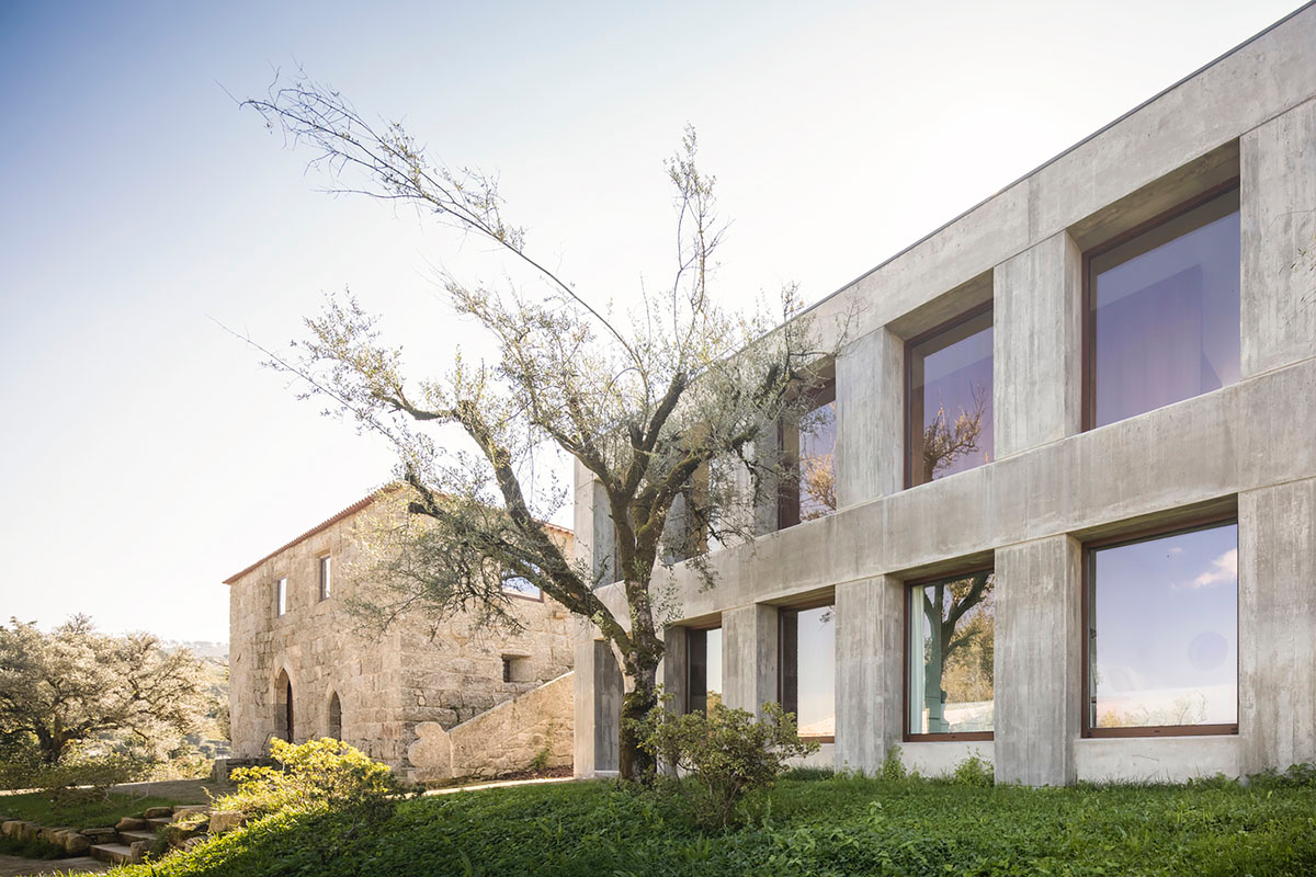 Concrete house by Germano de Castro Pinheiro Arquitectos creates pure balance between old and new