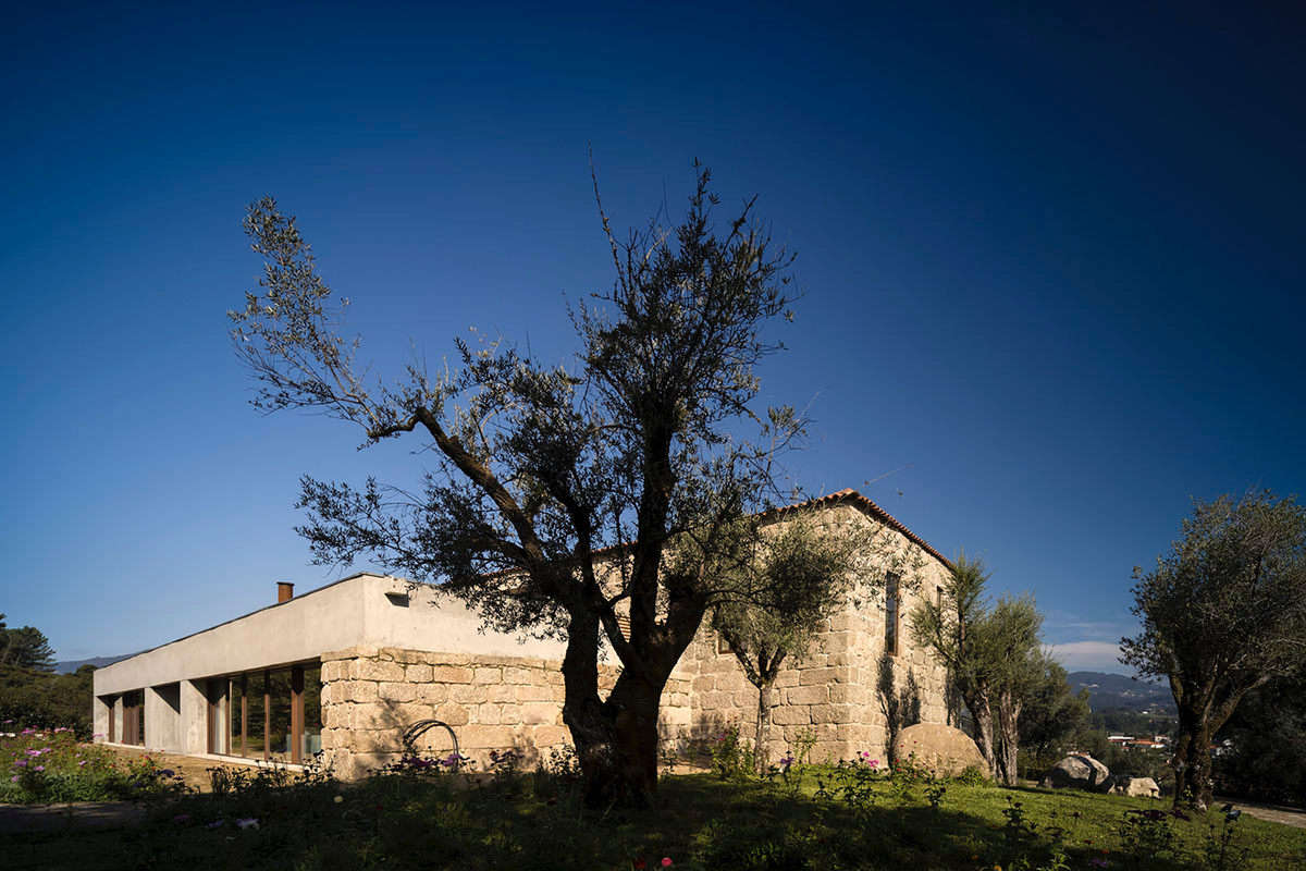 Concrete house by Germano de Castro Pinheiro Arquitectos creates pure balance between old and new