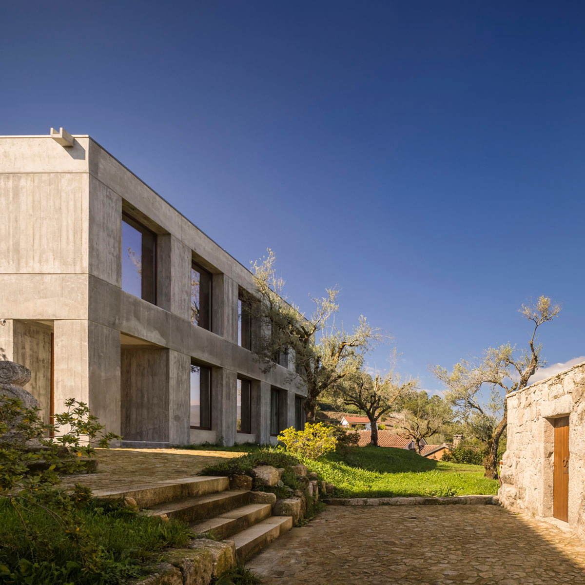 Concrete house by Germano de Castro Pinheiro Arquitectos creates pure balance between old and new
