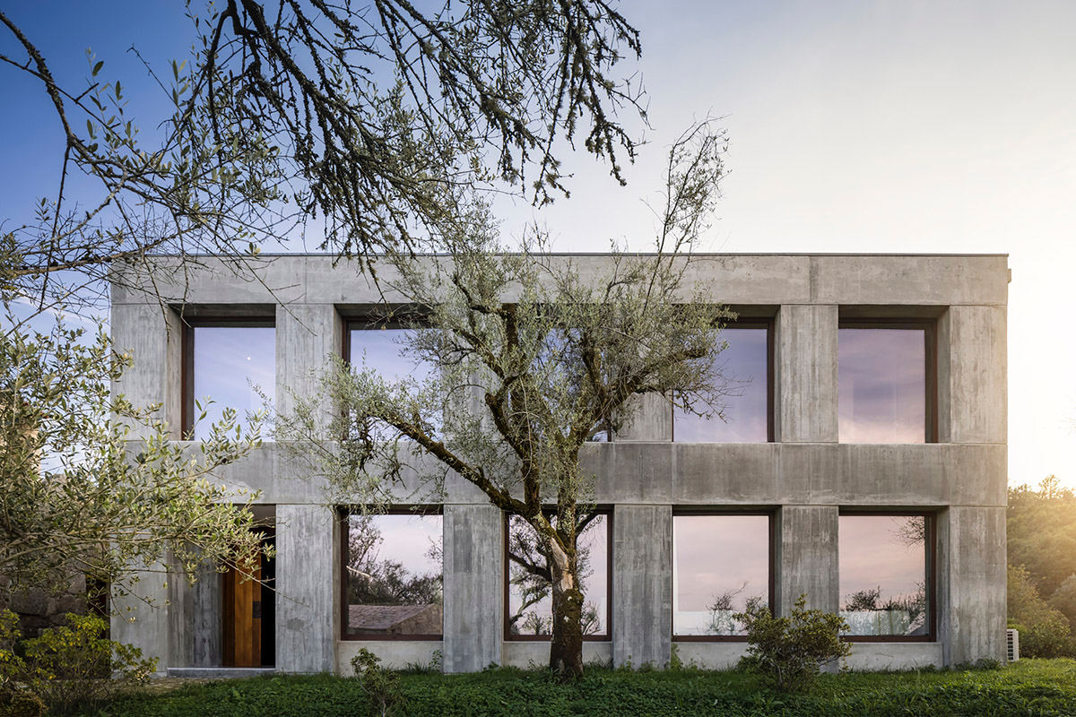 Concrete house by Germano de Castro Pinheiro Arquitectos creates pure balance between old and new