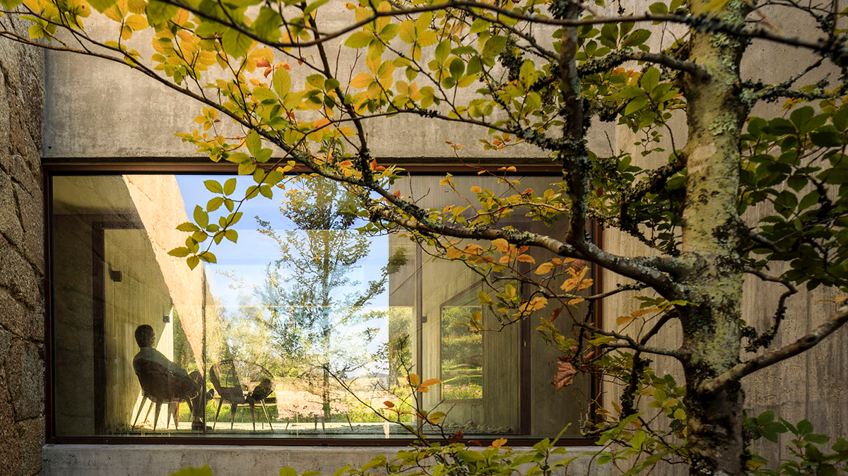 Concrete house by Germano de Castro Pinheiro Arquitectos creates pure balance between old and new