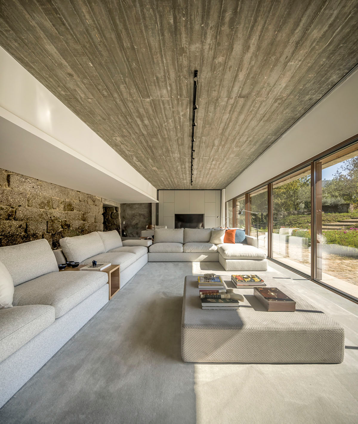 Concrete house by Germano de Castro Pinheiro Arquitectos creates pure balance between old and new