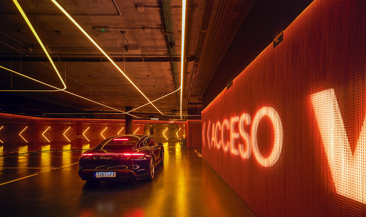 Leisure complex by Clavel Arquitectos features 22-metre cantilevered pool on each side in Spain