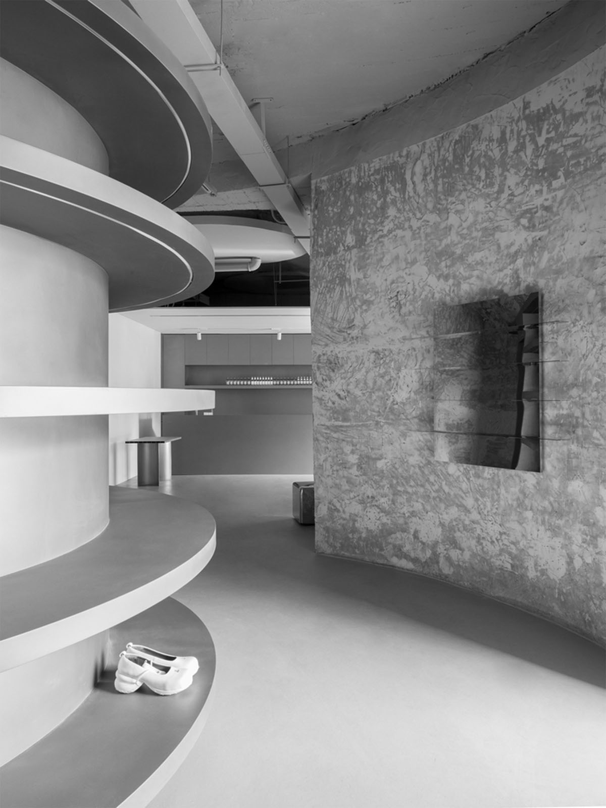 JIANGJIE DESIGN converts cylindrical cement plant into a fashion store in Hangzhou