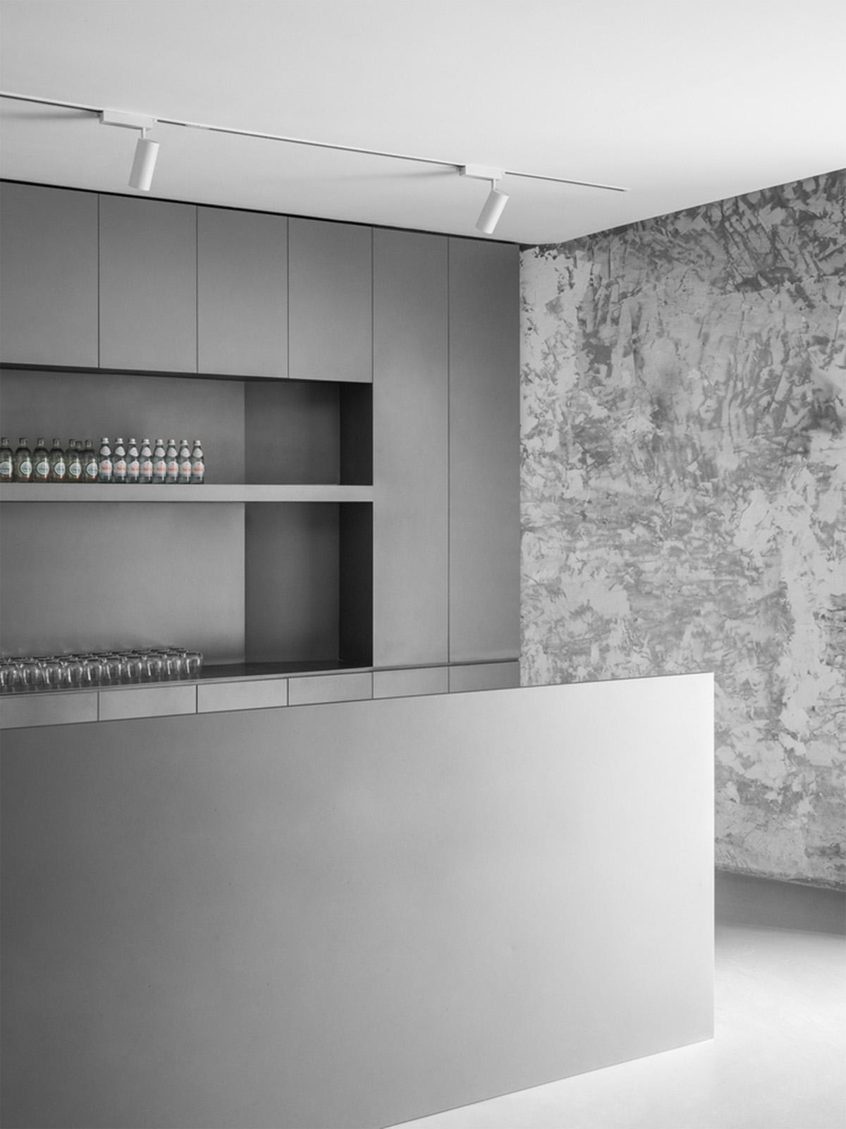 JIANGJIE DESIGN converts cylindrical cement plant into a fashion store in Hangzhou