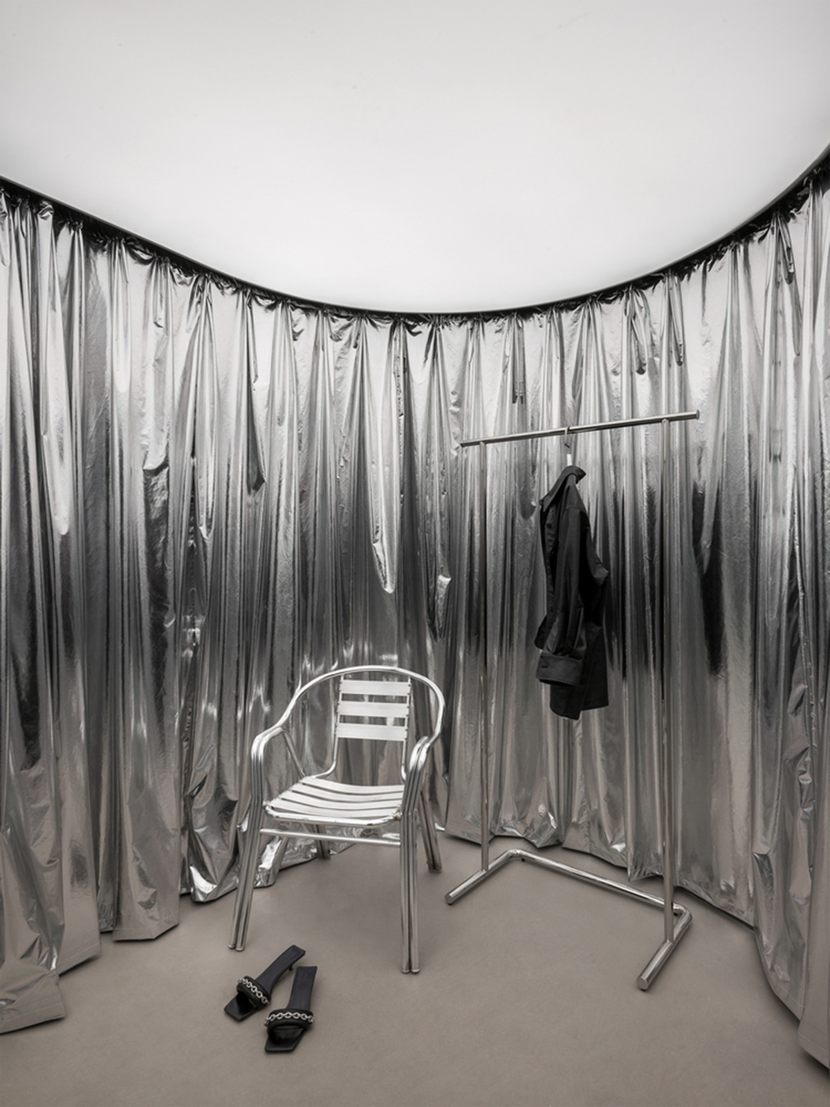 JIANGJIE DESIGN converts cylindrical cement plant into a fashion store in Hangzhou