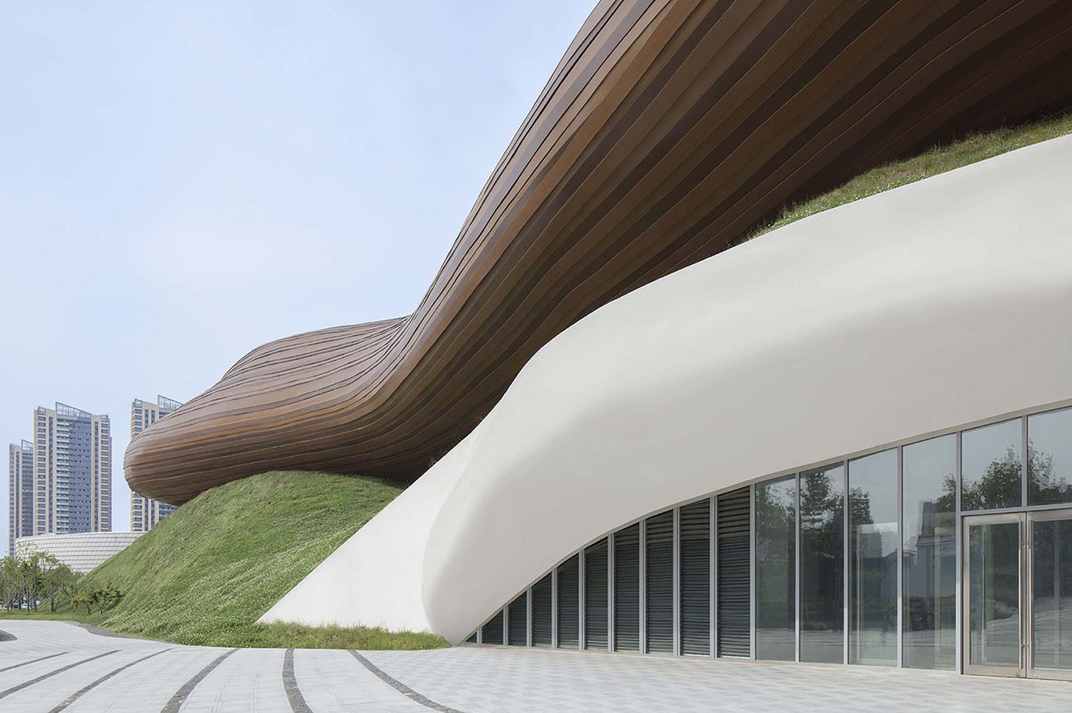 CROX's super smooth Liyang Museum sits on undulating hills as part of the nature in Changzhou