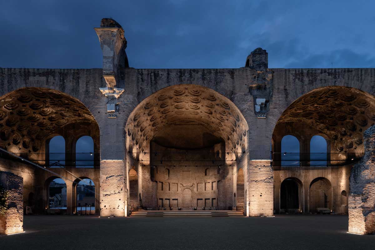 Alvisi Kirimoto creates a modern stage with the echoes of time at the Basilica di Massenzio