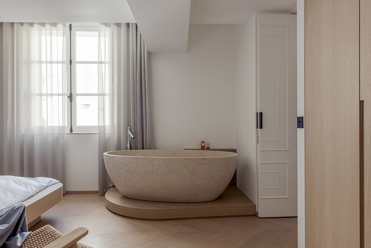 noa* converts 18th century hotel in Paris into an apartment with curved lines and scent of wood