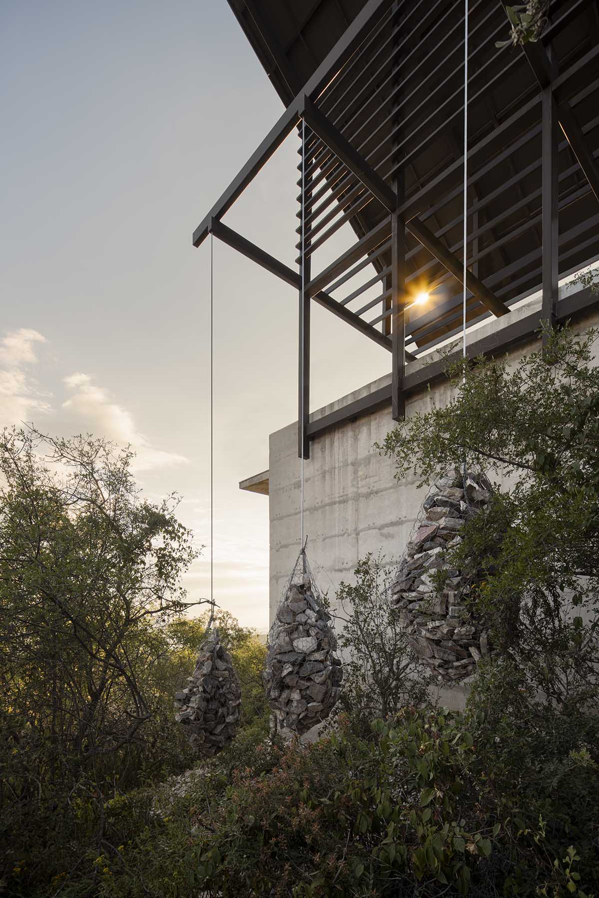 Espina Pavilion embraces structural and visual balance with minimal footprint on Mexican hills 