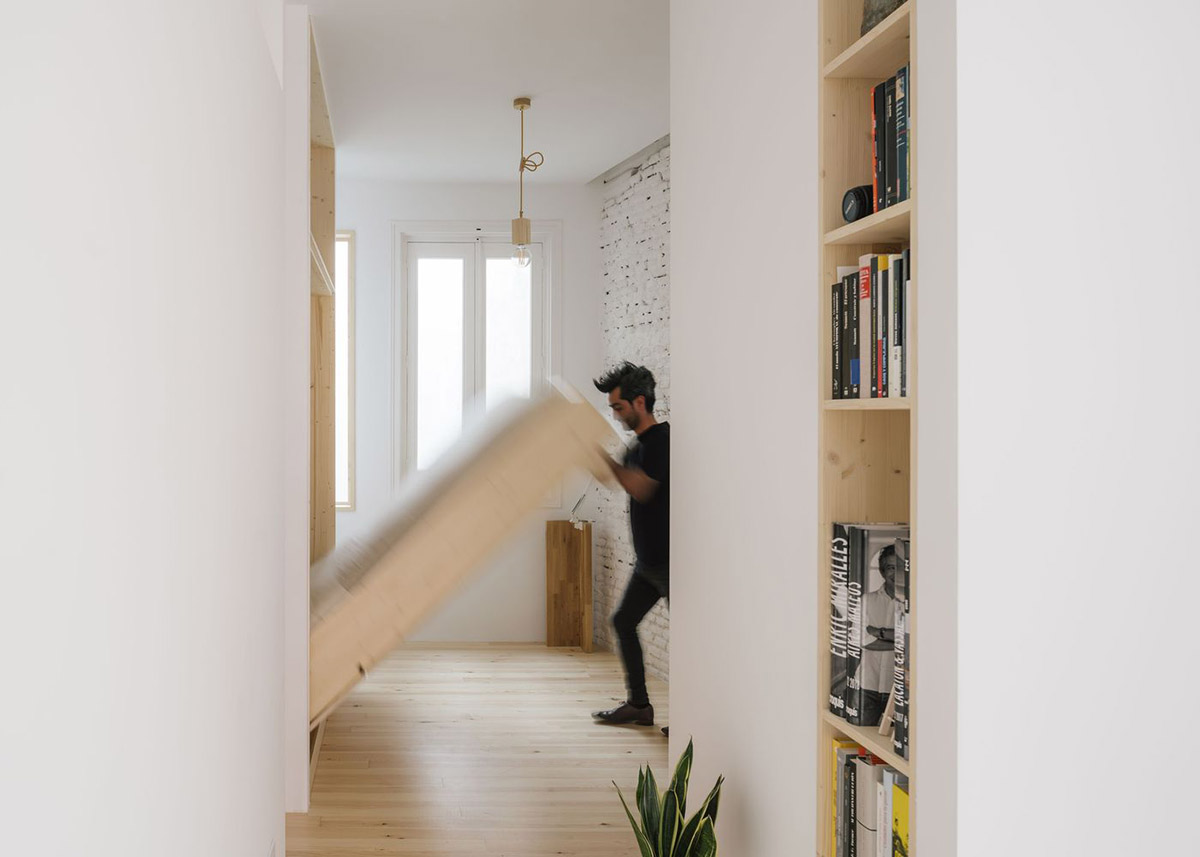 P+S Estudio de Arquitectura renovates Madrid's old apartment with moveable polycarbonate walls 