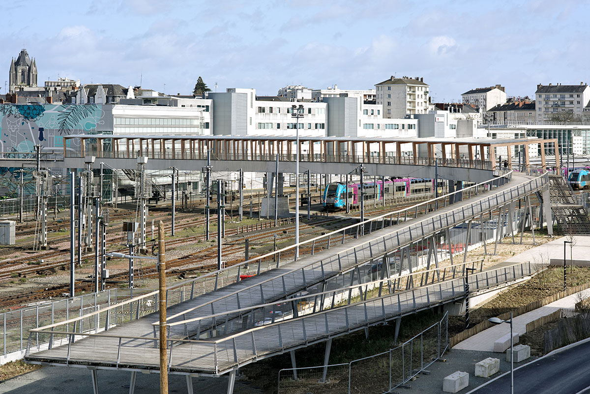 Dietmar Feichtinger Architectes designs curvy bridge made of laminated wood beams in Angers, France