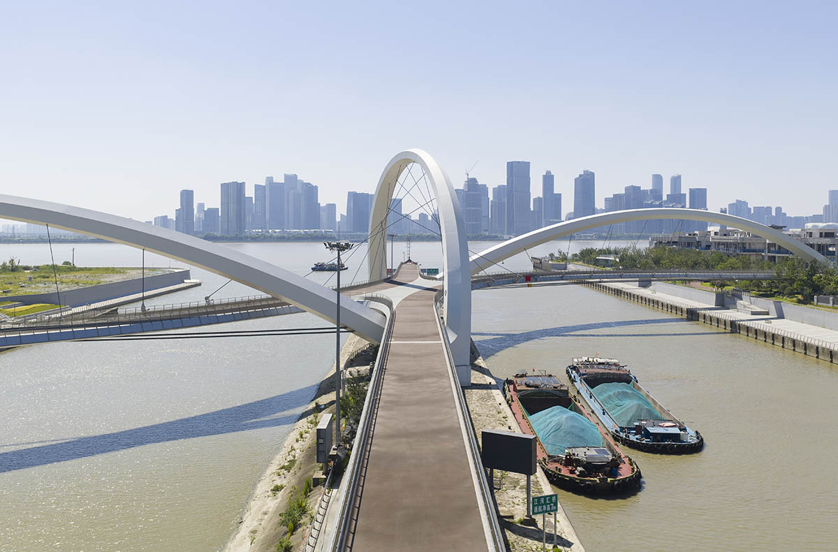 Zaha Hadid Architects reveals the silk-inspired bridge of Hangzhou with a sinuous form