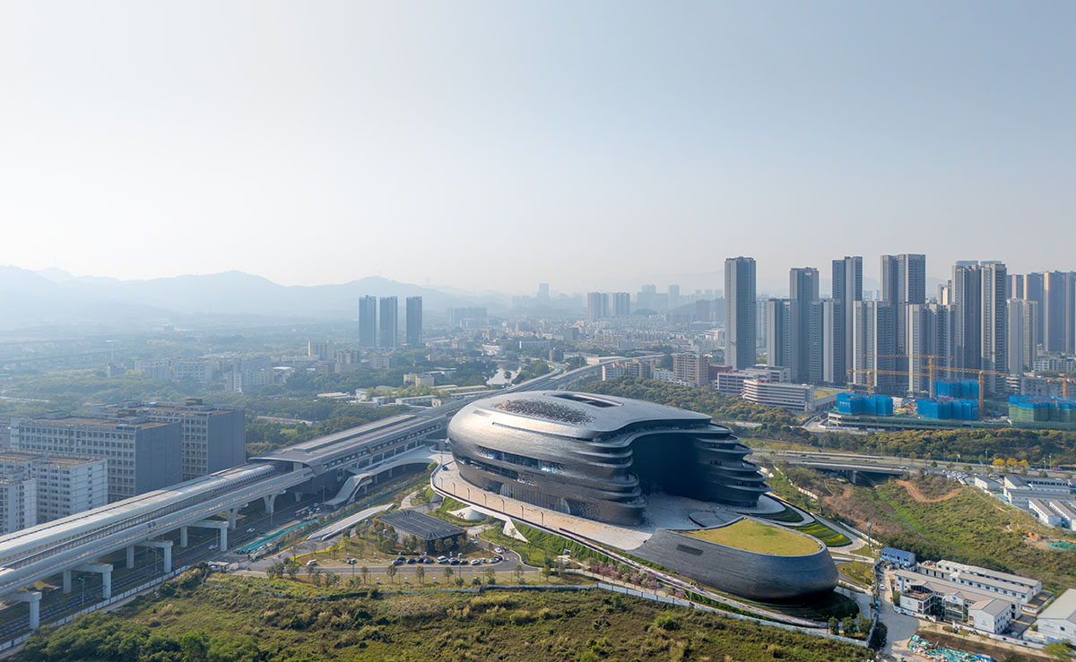 A spaceship-like science and technology museum by Zaha Hadid Architects opens in Shenzhen