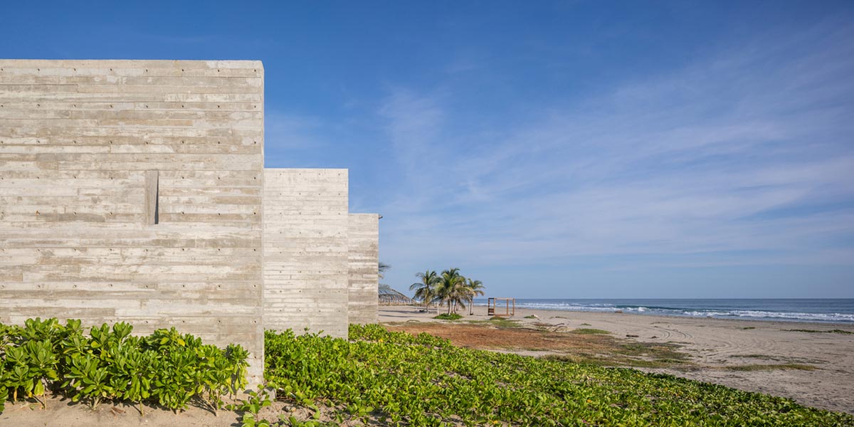 A system of parallel concrete walls forms Casa Cova with private passages designed by anonimous