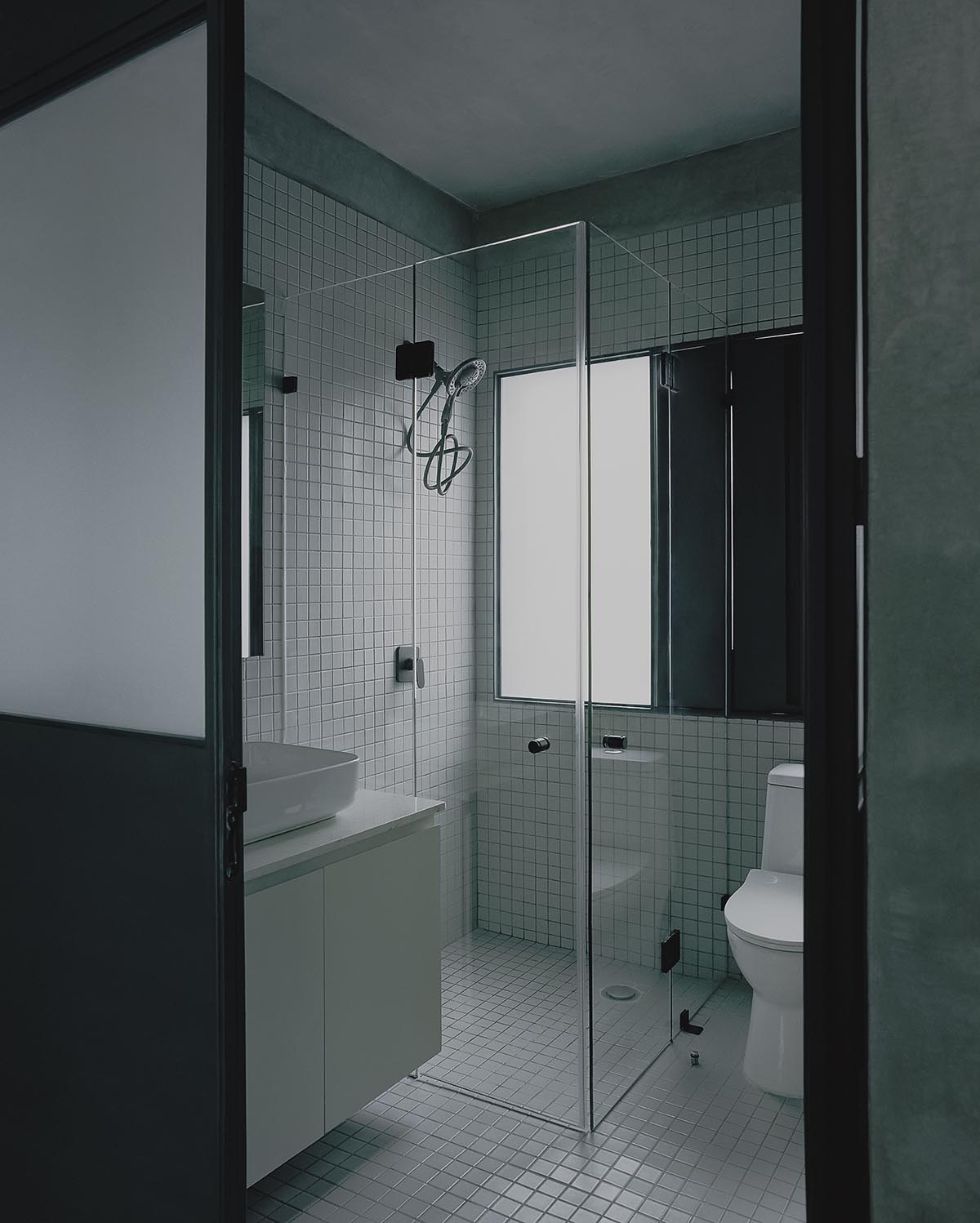 AMASA Estudio renovates 1940s house with green tones and central skylight in Mexico