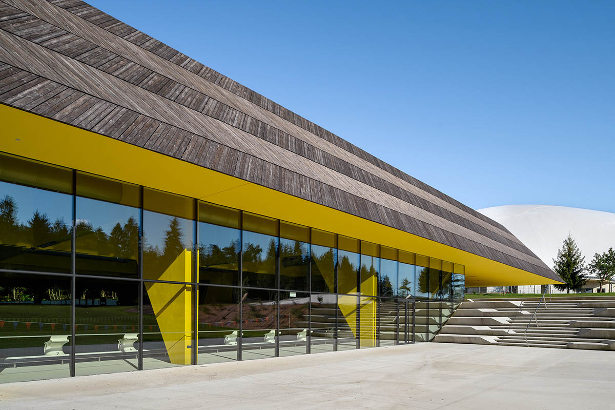 Enota completes swimming pool with low floating roof in Slovenia