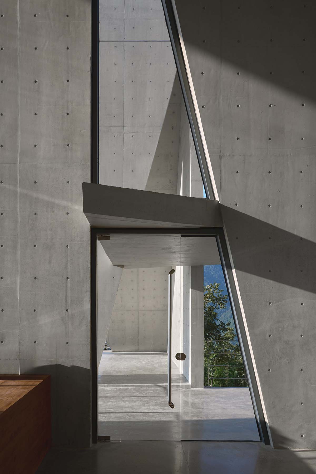 TAO completes concrete bookstore with protruding structure on a steep slope in China 