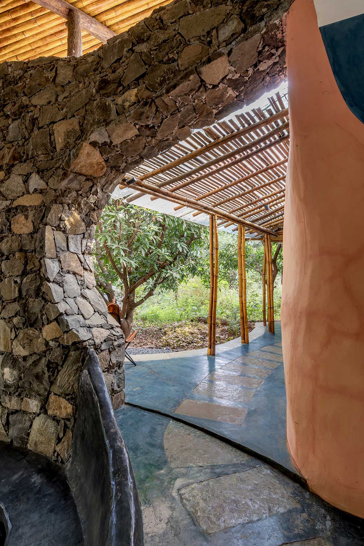 Blurring Boundaries built biophilic farmhouse made of organic and curved walls near Mumbai