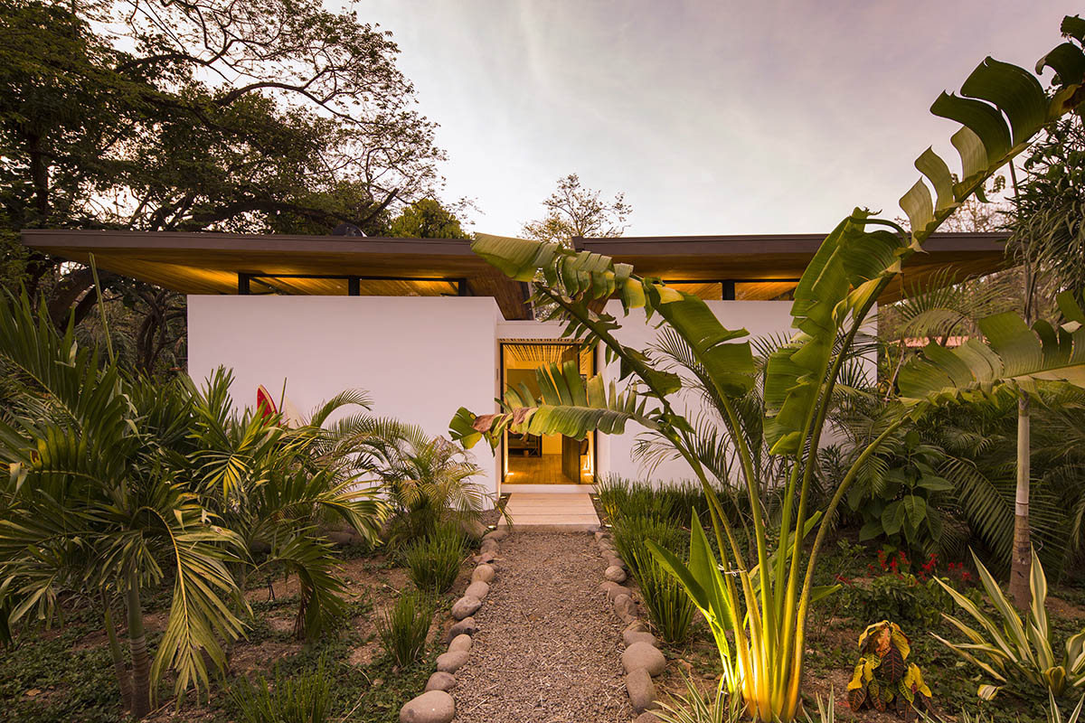 Studio Saxe’s new boutique hotel and yoga studio get lost in tropical landscape of Costa Rica