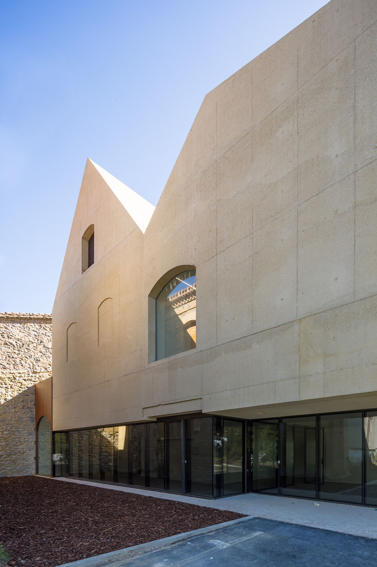 Vaillo+Irigaray Architects' pavilion-like Psychiatric Center is dissolved within historic buildings