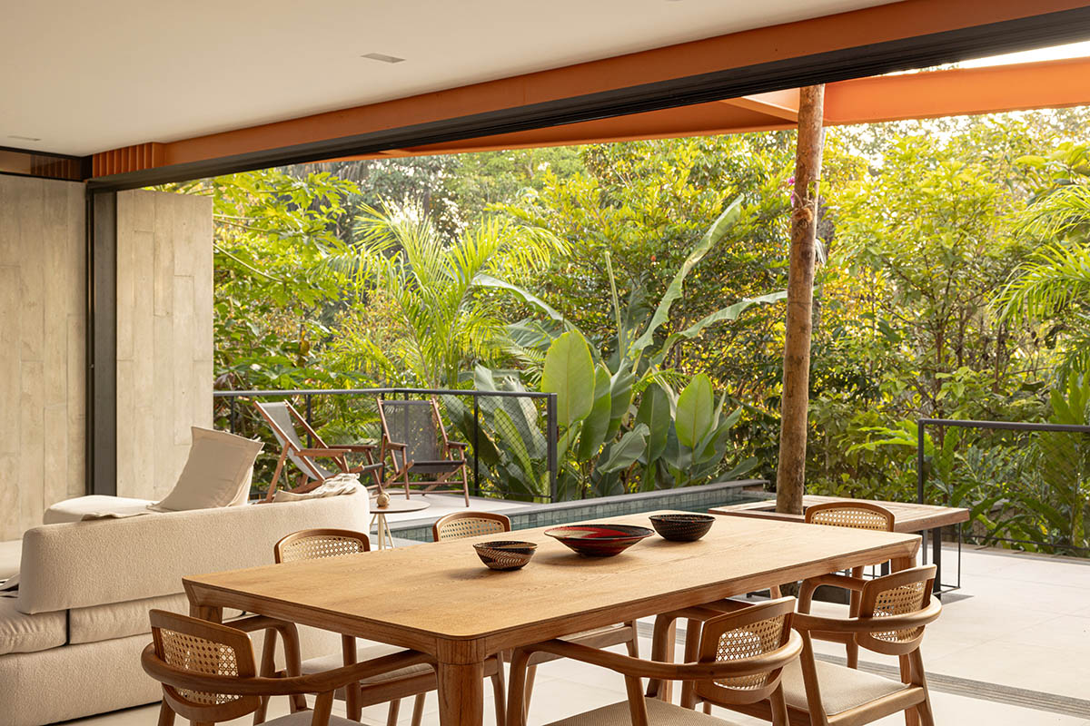 Pupunha House offers skyward oasis amidst a lush landscape in Manaus