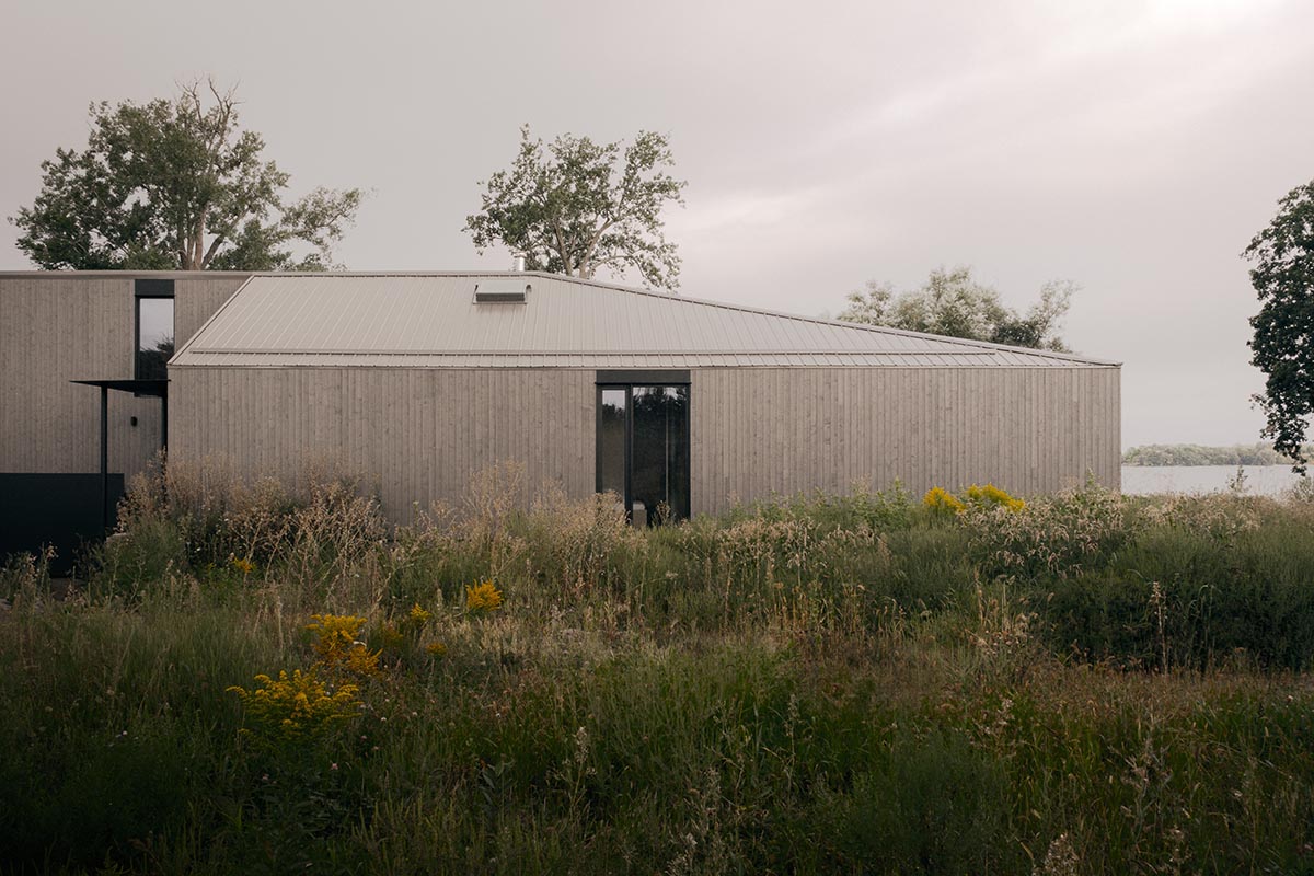 South Bay House portrays its mesmerizing surroundings with spacious windows in Ontario