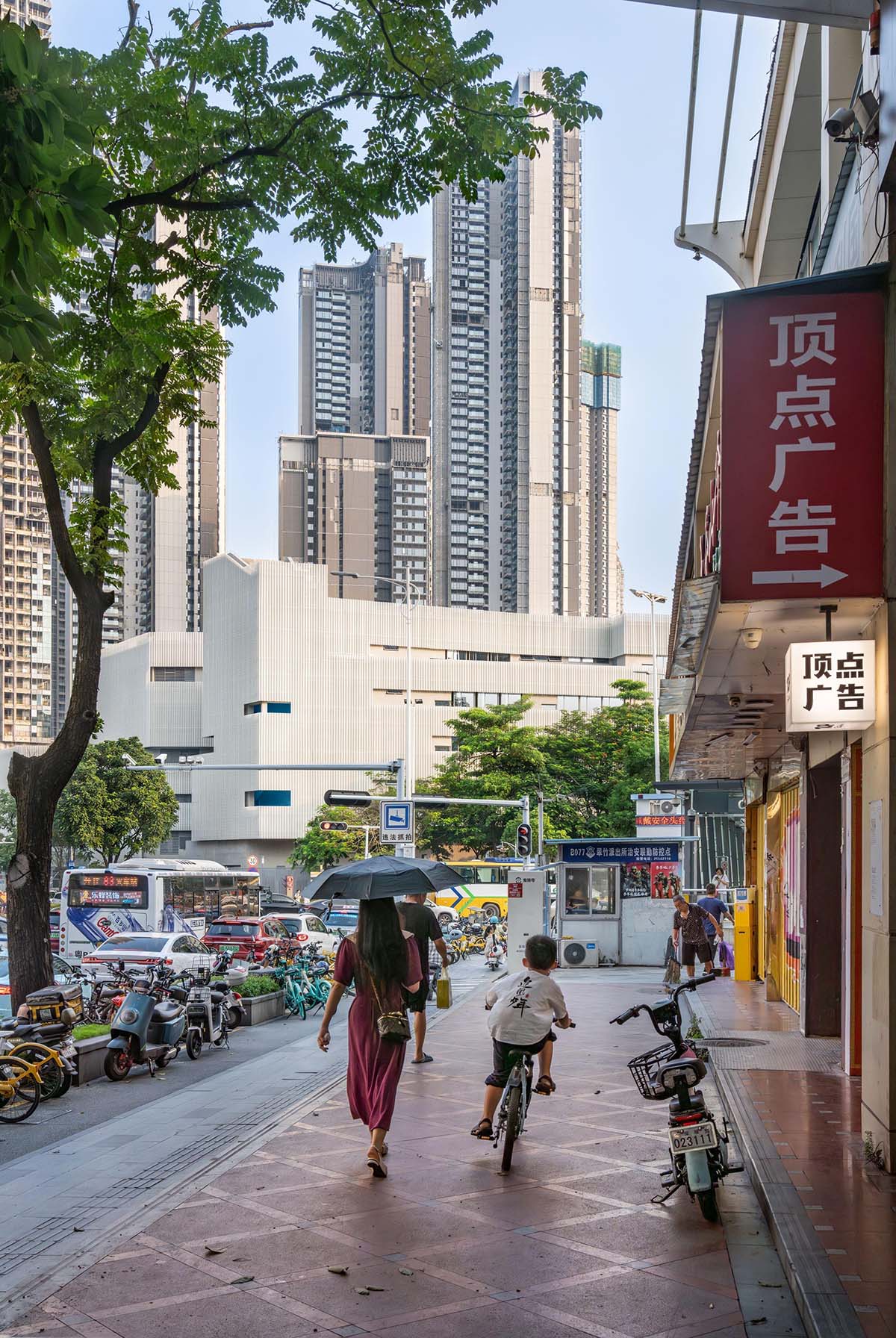 The school features large cracked slabs that serve as walls in the center of Shenzhen city