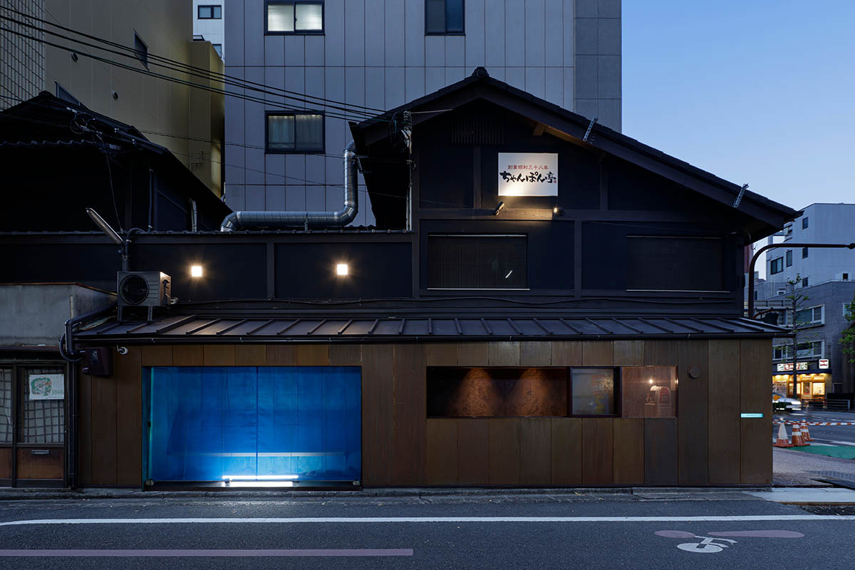The one-meter-deep cafe invites customers with its patina color on its facade in Kyoto