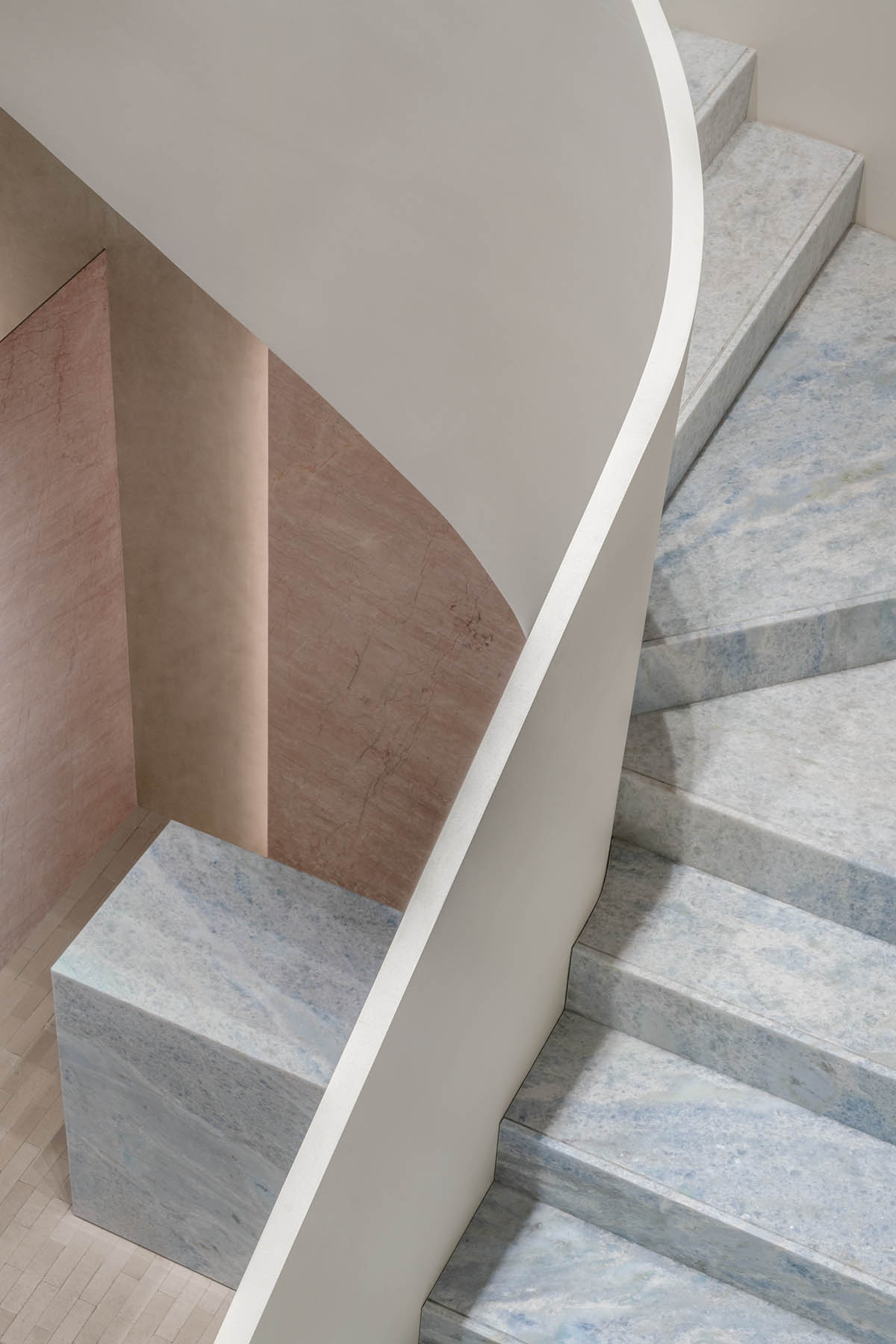 Shanghai store by Sò Studio unfolds surprises through the richness of materials, colors and props 