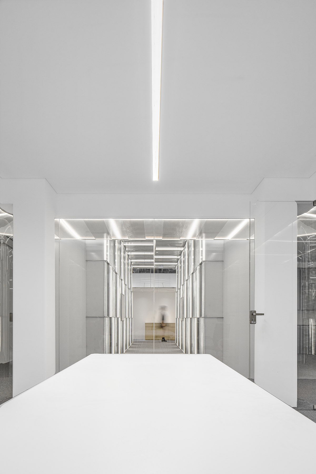 AtelierTree wraps Cyber White Garden Office with white-washed and sharp-cut elements in Beijing
