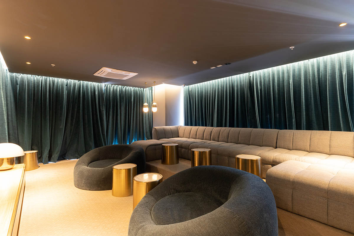 Carlos Zapata completes Unique tower with curved glass skin in Quito