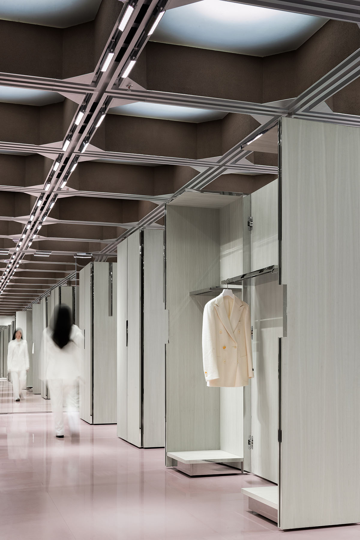 Interiors of boutique feature changeable structural systems generating different catwalk routes