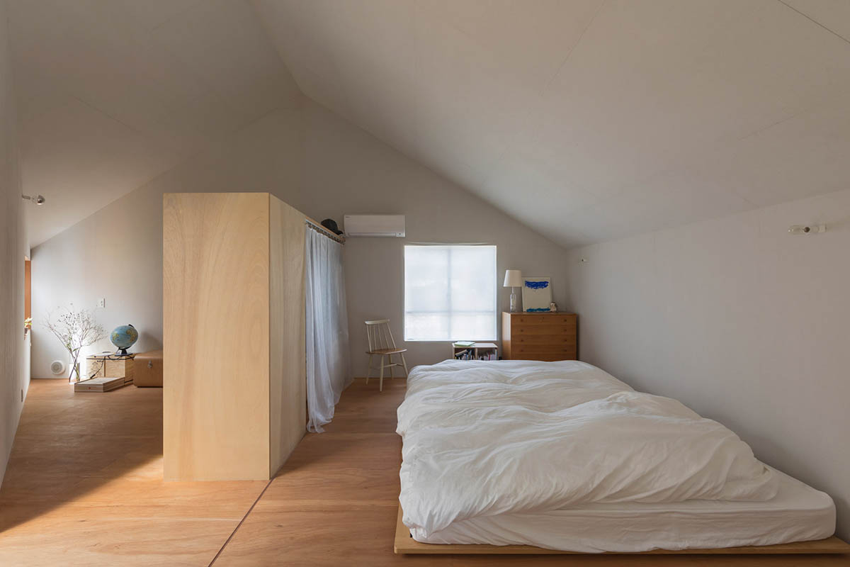 Huge corrugated polycarbonate wall lightens a cornered sunroom in house by Tato Architects