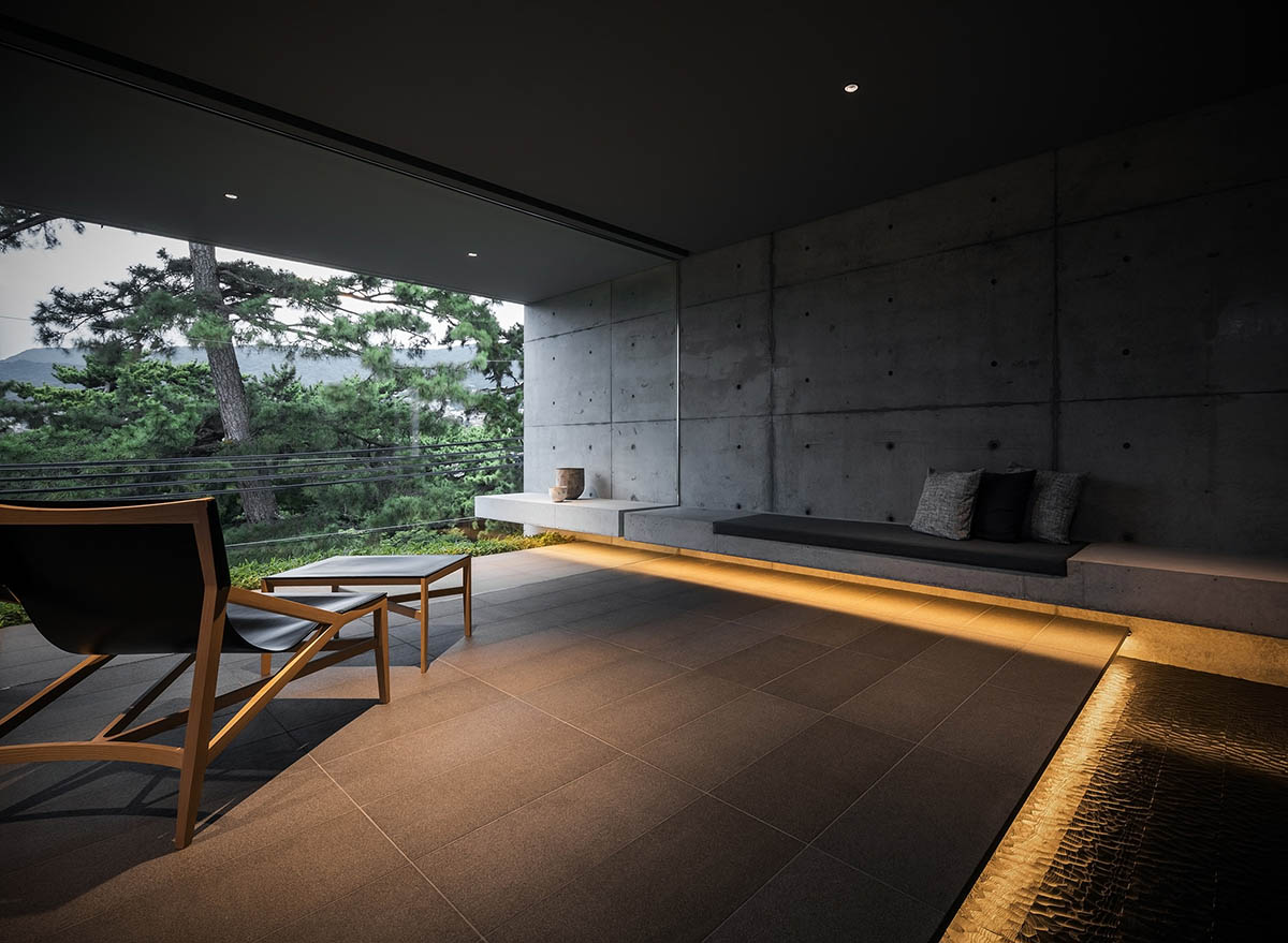 Gosize combines its office and residence on a natural stone base in Japan