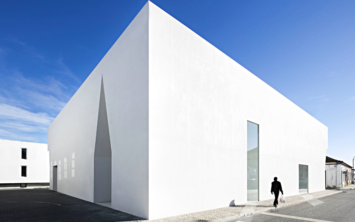 Aires Mateus carves out new meeting centre in Portugal irregularly to create openings