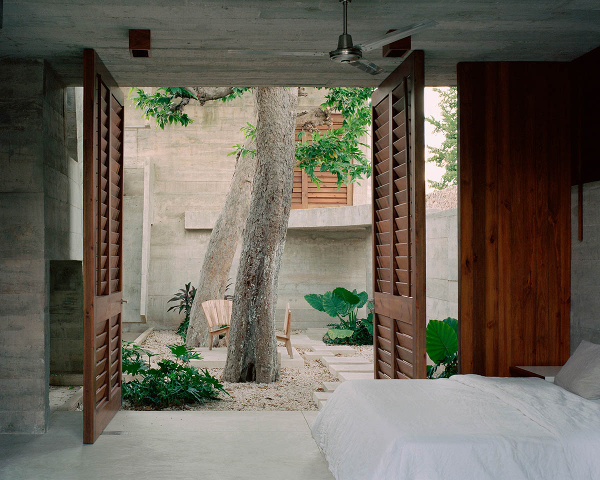 Ludwig Godefroy Architecture designs tropicalized Casa Mérida that references to Mayan antic culture