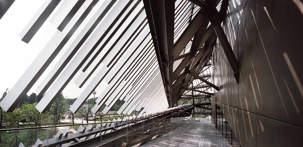 Kengo Kuma built this tent-like tourist transportation center by using extruded aluminum materials