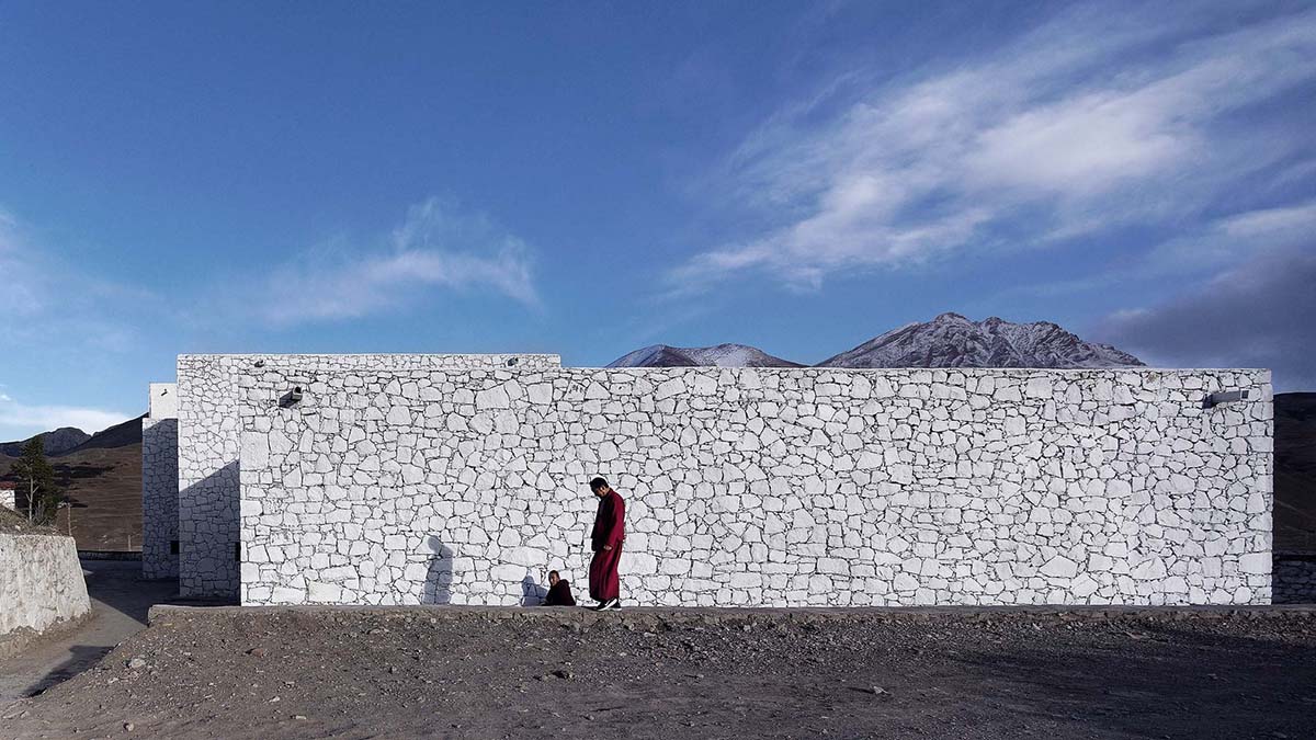 Jí Architects extends Tsenpo Museum with floating glass box overlooking snow mountains in China
