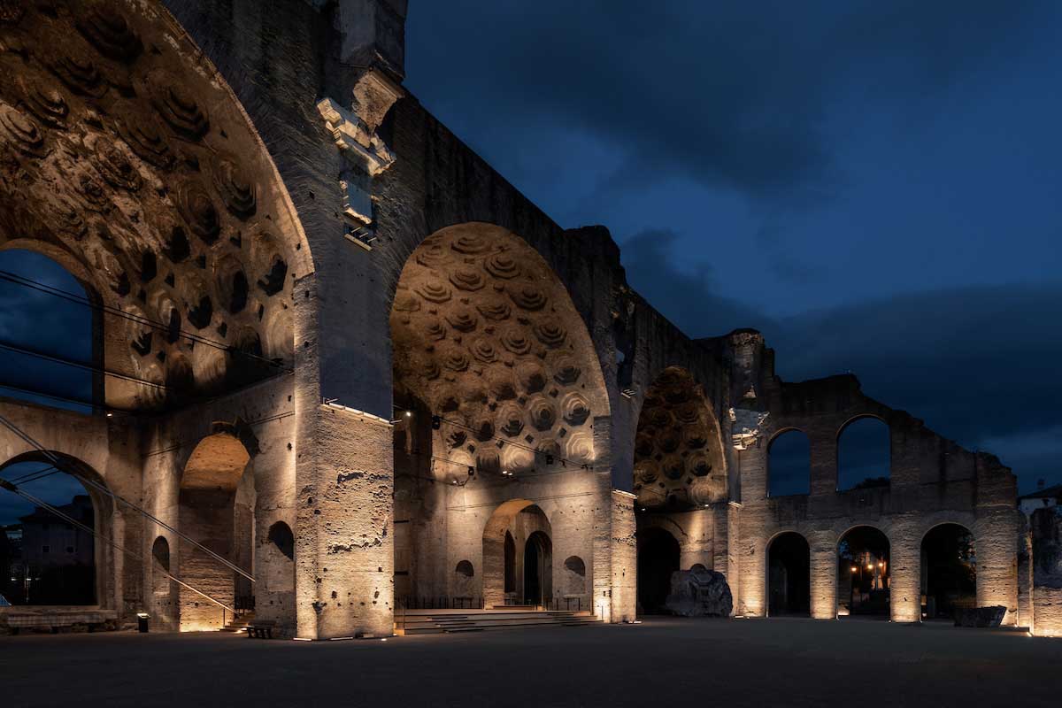 Alvisi Kirimoto creates a modern stage with the echoes of time at the Basilica di Massenzio